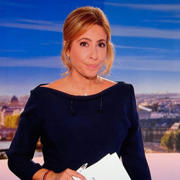 Léa Salamé a pris les commandes du journal télévisé.

Captures d'écran - Léa Salamé présente son premier journal de France 2.

© Alain Guizard / Bestimage