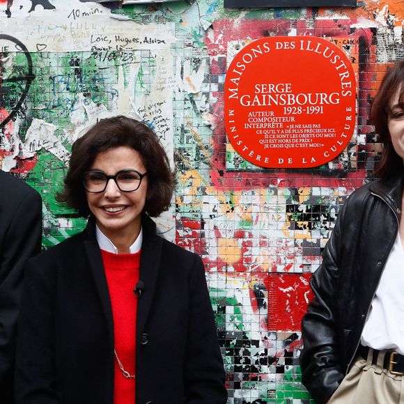 Alertée, la mairie du 7e arrondissement a convoqué Ben Attal et engagé une médiation pour faire respecter les règles. 

Ben Attal, Rachida Dati (ministre de la culture), Charlotte Gainsbourg lors de la cérémonie de dévoilement de la plaque "Maison des Illustres" de la Maison Gainsbourg à Paris, France, le 2 avril 2024. © Christophe Clovis/Bestimage