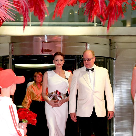 Le prince Albert II de Monaco et la princesse Charlene de Monaco lors de la soirée de gala du Grand Prix de Formule 1 de Monaco à la salle des étoiles au Monte-Carlo Sporting à Monaco le 25 mai 2025. © Claudia Albuquerque / Bestimage