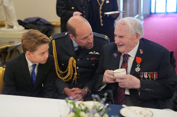 Le prince George de Galles,Le prince William, prince de Galles - Les membres de la famille royale britannique assistent à la célébration du 80ème anniversaire de la fin de la Seconde guerre mondiale (VE80 Tea Party) au palais de Buckingham, à Londres, au Royaume-Uni, le 5 mai 2025.

© Yui Mok/WPA-Pool / Julien Burton / Bestimage