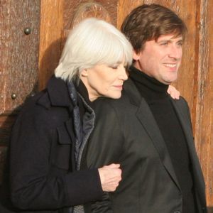 Exclusif - Françoise Hardy et son fils Thomas Dutronc se baladent le long des quais de l’Île Saint-Louis à Paris, France, le 2 novembre 2016. )