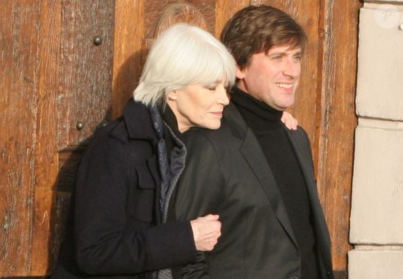 Exclusif - Françoise Hardy et son fils Thomas Dutronc se baladent le long des quais de l’Île Saint-Louis à Paris, France, le 2 novembre 2016. )