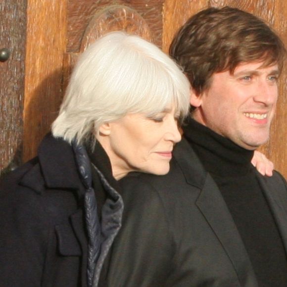 Exclusif - Françoise Hardy et son fils Thomas Dutronc se baladent le long des quais de l’Île Saint-Louis à Paris, France, le 2 novembre 2016. )