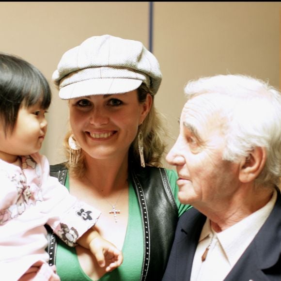 Laeticia, Jade et Charles Aznavour dans les coulisses de = de vie en 2003 - © Daniel Angeli Bestimage