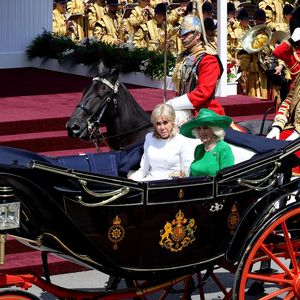 Le roi Charles III d'Angleterre, Camilla Parker Bowles, reine consort d'Angleterre, le prince William, prince de Galles, et Catherine (Kate) Middleton, princesse de Galles, accueillent le couple présidentiel français le président Emmanuel Macron et sa femme la Première Dame Brigitte Macron sur Datchet road à Windsor, Royaume Uni, le 8 juillet 2025. © Dominique Jacovides/Bestimage
