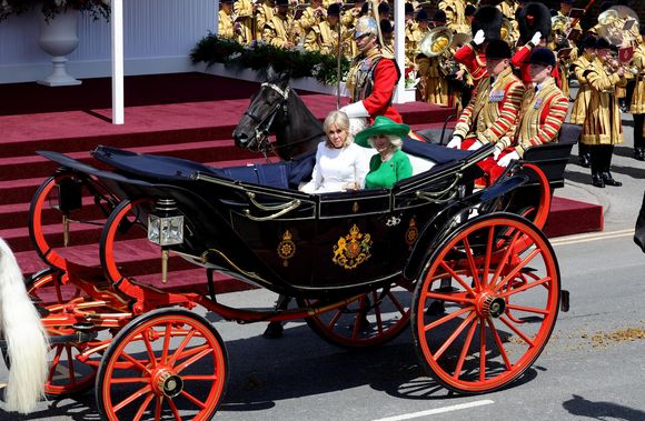 Le roi Charles III d'Angleterre, Camilla Parker Bowles, reine consort d'Angleterre, le prince William, prince de Galles, et Catherine (Kate) Middleton, princesse de Galles, accueillent le couple présidentiel français le président Emmanuel Macron et sa femme la Première Dame Brigitte Macron sur Datchet road à Windsor, Royaume Uni, le 8 juillet 2025. © Dominique Jacovides/Bestimage