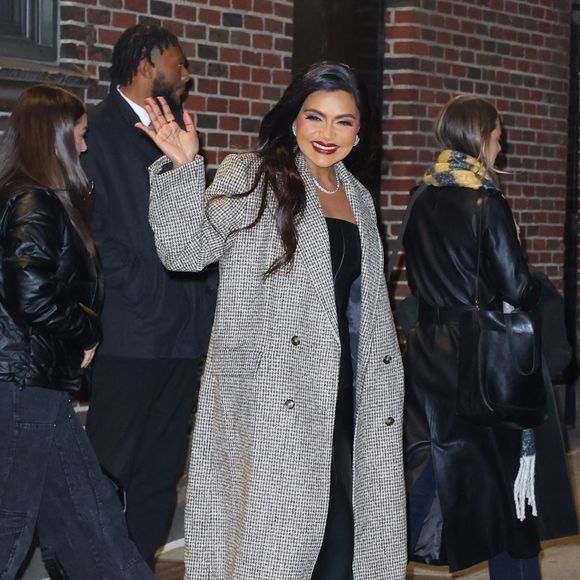 New York City, NY - Mindy Kaling a été aperçue à la sortie du Late Show avec Stephen Colbert à New York. L'actrice et écrivaine a affiché un sourire chaleureux à la fin de son apparition dans le populaire talk-show de fin de soirée. Backgrid USA / Bestimage
Mindy Kaling