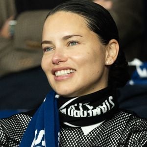 Aperçue rayonnante aux côtés de son compagnon Andre Lemmers, de son côté, Adriana Lima semblait savourer chaque instant de cette soirée électrique.

Adriana Lima - Célébrités dans les tribunes du match de 8ème de finale aller de la Ligue Des Champions 2025-2026 (LDC) "PSG - Chelsea (5-2)" au Parc des Princes à Paris le 11 mars 2026. © Cyril Moreau/Bestimage