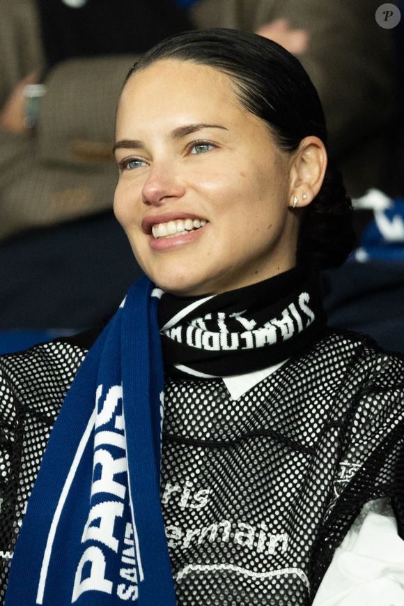 Aperçue rayonnante aux côtés de son compagnon Andre Lemmers, de son côté, Adriana Lima semblait savourer chaque instant de cette soirée électrique.

Adriana Lima - Célébrités dans les tribunes du match de 8ème de finale aller de la Ligue Des Champions 2025-2026 (LDC) "PSG - Chelsea (5-2)" au Parc des Princes à Paris le 11 mars 2026. © Cyril Moreau/Bestimage