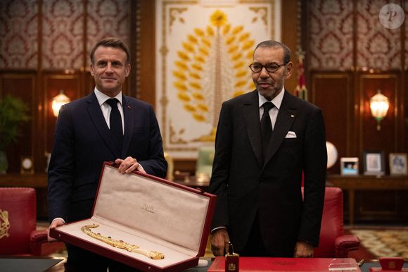 Le président français Emmanuel Macron montre un cadeau du roi du Maroc Mohammed VI après leur rencontre au palais royal de la capitale Rabat le 28 octobre 2024. Photo by Jeanne Accorsini/Pool/ABACAPRESS.COM