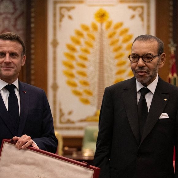 Le président français Emmanuel Macron montre un cadeau du roi du Maroc Mohammed VI après leur rencontre au palais royal de la capitale Rabat le 28 octobre 2024. Photo by Jeanne Accorsini/Pool/ABACAPRESS.COM