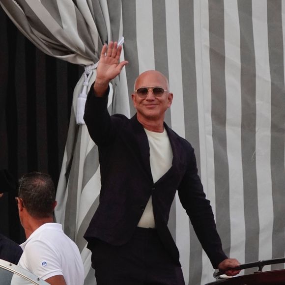 Venise, ITALIE - Jeff Bezos et sa fiancée Lauren Sánchez ont été aperçus arrivant en bateau pour un élégant dîner précédant leur mariage, en compagnie de Diane von Fürstenberg et Barry Diller, dans le somptueux Palazzo Brandolini. Le couple a fait une entrée remarquée, tout en style, à la veille des festivités. Le 26 juin 2025. Backgrid UK/ Bestimage

Sur la photo : Jeff Bezos, Lauren Sánchez