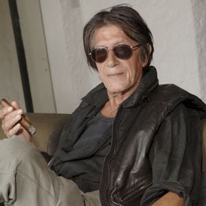 En septembre dernier, alors qu'il était en pleine tournée promotionnelle pour son cinquième album, Il n'est jamais trop tard, Thomas Dutronc donnait quelques détails, dans les colonnes du "Figaro", sur la santé de son célèbre père, Jacques,

Archives -  En France, Jacques Dutronc chez lui à Monticello en Corse avec ses chats.
GONGORA Marie-Anne via Bestimage