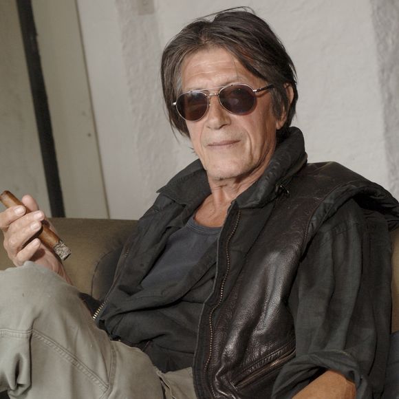 En septembre dernier, alors qu'il était en pleine tournée promotionnelle pour son cinquième album, Il n'est jamais trop tard, Thomas Dutronc donnait quelques détails, dans les colonnes du "Figaro", sur la santé de son célèbre père, Jacques,

Archives -  En France, Jacques Dutronc chez lui à Monticello en Corse avec ses chats.
GONGORA Marie-Anne via Bestimage