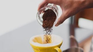 Jeter du marc de café dans les toilettes : à quoi ça sert et pourquoi il est recommandé de le faire une fois par semaine