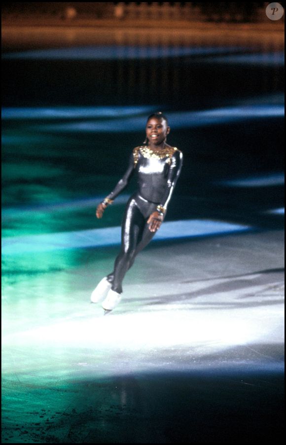 Surya Bonaly a pourtant choisi de raccrocher les patins en 2015, après la tournée des 70 ans d'Holiday on Ice...

Surya Bonaly danse sur une patinoire en 1991. Crédit Frederic Herve / Bestimage