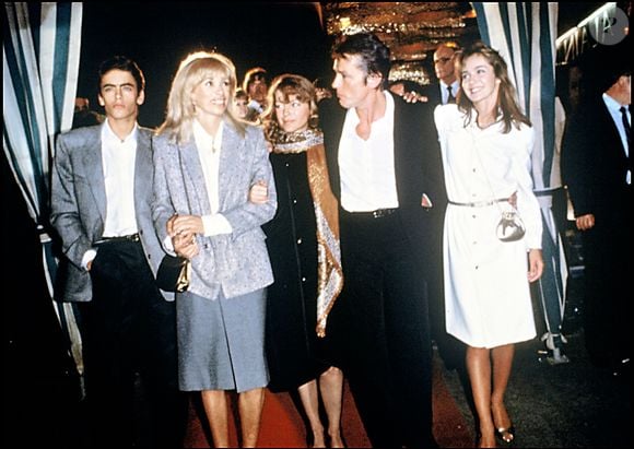 ARCHIVES - Anthony Delon, Mireille Darc, Romy Schneider, Alain Delon et Anne Parillaud lors de la soirée Delon pour la sortie du film