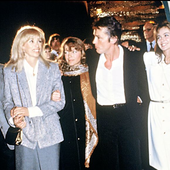 ARCHIVES - Anthony Delon, Mireille Darc, Romy Schneider, Alain Delon et Anne Parillaud lors de la soirée Delon pour la sortie du film