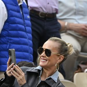 Laeticia Hallyday et son compagnon Frédéric Suant très amoureux dans les tribunes lors des Internationaux de France de Tennis de Roland Garros 2025, à Paris, France, le 26 mai 2025. © Chryslene Caillaud/PsnewZ/Bestimage