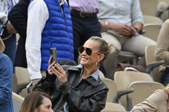 Laeticia Hallyday et son compagnon Frédéric Suant très amoureux dans les tribunes lors des Internationaux de France de Tennis de Roland Garros 2025, à Paris, France, le 26 mai 2025. © Chryslene Caillaud/PsnewZ/Bestimage
