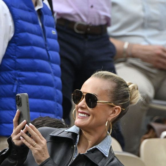 Laeticia Hallyday et son compagnon Frédéric Suant très amoureux dans les tribunes lors des Internationaux de France de Tennis de Roland Garros 2025, à Paris, France, le 26 mai 2025. © Chryslene Caillaud/PsnewZ/Bestimage