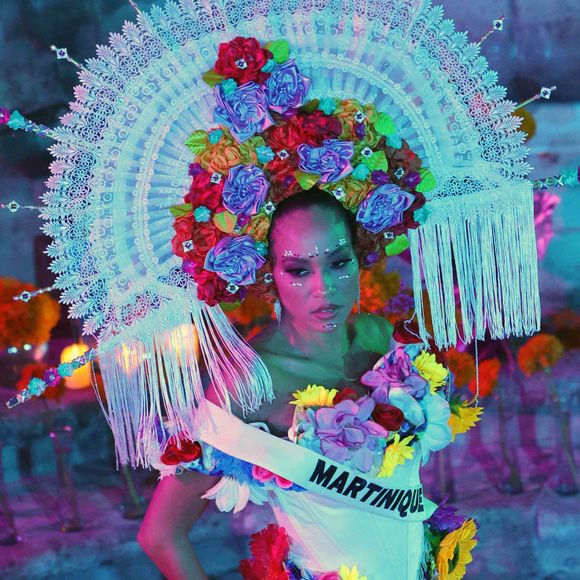 Angélique Angarni-Filopon défile lors du Gala Miss Univers Catrinas à l'Antiguo Colegio de las Vizcainas à Mexico City, Mexique, le 1er novembre 2024.