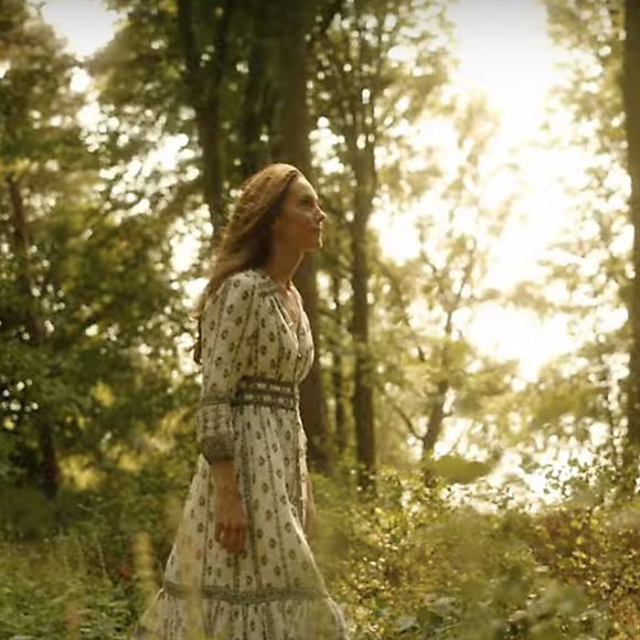 Kate Middleton en a fini avec la chimiothérapie et annonce dans une vidéo publiées sur les réseaux sociaux le 9 septembre 2024 qu’elle reprend ses activités.
Traitée pour un cancer dont elle n’a pas dévoilé la nature, la princesse de Galles a publié une vidéo où on la voit notamment entourée du prince William et de leurs enfants, le prince George, la princesse Charlotte et le prince Louis.
© Prince and Princess of Wales Instagram via Bestimage