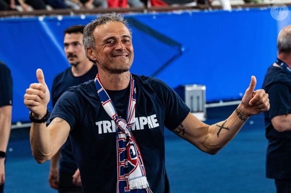Sur RMC, la mère du jeune Elias, 14 ans, tué par deux mineurs lors d’une agression a tenu à remercier l’entraîneur du PSG

Luis Enrique - Les joueurs du PSG célèbrent leur titre de Champion d'Europe au Parc Des Princes à Paris, le 1er juin 2025.
© Baptiste Autissier/PsnewZ/Bestimage