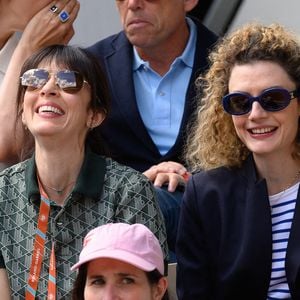 Nolwenn Leroy et sa sœur Kay Le Magueresse dans les tribunes lors des Internationaux de France de tennis à Roland Garros le 30 mai 2022 à Paris, France. Photo Laurent Zabulon/ABACAPRESS.COM