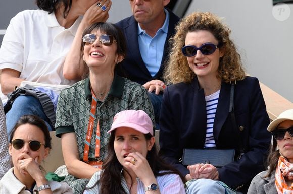 Nolwenn Leroy et sa sœur Kay Le Magueresse dans les tribunes lors des Internationaux de France de tennis à Roland Garros le 30 mai 2022 à Paris, France. Photo Laurent Zabulon/ABACAPRESS.COM