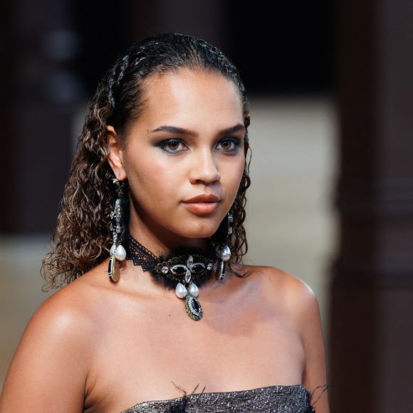 Jeudi 27 août, la candidate de 21 ans a remporté le Top Model Challenge pour l’Europe.

Indira Ampiot au défilé Haute Couture Automne/Hiver 2026/27 "Rêverie Baroque" de Inclover au Réfectoire des Cordeliers le 7 juillet 2026.

© Sébastien Frémont / Bestimage