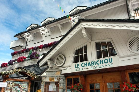 Le vendeur réalise l'opération du siècle. Après avoir acheté le terrain 17,5 millions et investi 60 millions dans la construction, il empoche une plus-value nette de 77 millions d'euros en 5 ans.

Le restaurant le "Chabichou" à Courchevel considéré comme la meilleure table de savoie.

©BestImage
