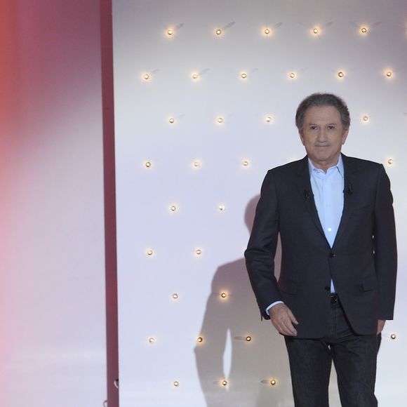 Michel Drucker avec sa chienne Isia - Enregistrement de l'émission "Vivement Dimanche" à Paris le 17 février 2016 et qui sera diffusée le 21 février 2016. Invités principaux Loïck et Stéphane Peyron © Coadic Guirec/Bestimage