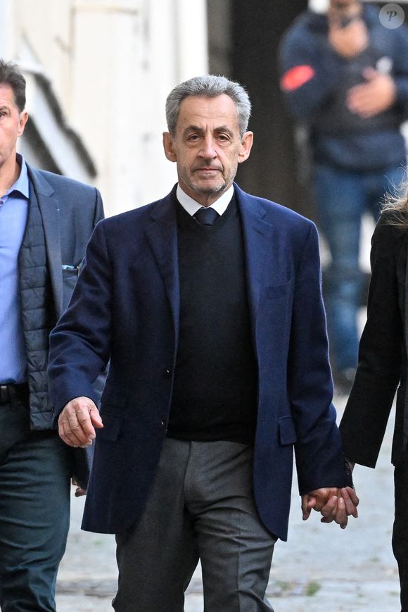 Les avocats de Nicolas Sarkozy ont annoncé qu’une demande de mise en liberté serait déposée rapidement, maintenant ainsi ouverte une affaire à la portée symbolique majeure.

Nicolas Sarkozy, accompagné de sa femme Carla Bruni, sort de son domicile pour être incarcéré à la prison de La Santé à Paris, France, le 21 octobre 2025., où il purgera une peine de cinq ans de prison après avoir été reconnu coupable d'association de malfaiteurs en lien avec un projet de financement de la campagne électorale de 2007 de l'ancien dictateur libyen Mouammar Kadhafi. Nicolas Sarkozy, qui a connu de nombreux ennuis judiciaires depuis sa défaite à la réélection en 2012, sera incarcéré le 21 octobre 2025 pour un projet visant à obtenir des fonds libyens pour sa campagne présidentielle victorieuse de 2007, devenant ainsi le premier ancien dirigeant d'un pays de l'Union européenne à purger une peine de prison. L'ancien dirigeant d'extrême droite français a fait appel du verdict et dénoncé une "injustice". © Bestimage