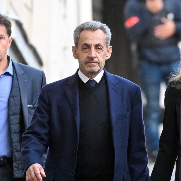 Les avocats de Nicolas Sarkozy ont annoncé qu’une demande de mise en liberté serait déposée rapidement, maintenant ainsi ouverte une affaire à la portée symbolique majeure.

Nicolas Sarkozy, accompagné de sa femme Carla Bruni, sort de son domicile pour être incarcéré à la prison de La Santé à Paris, France, le 21 octobre 2025., où il purgera une peine de cinq ans de prison après avoir été reconnu coupable d'association de malfaiteurs en lien avec un projet de financement de la campagne électorale de 2007 de l'ancien dictateur libyen Mouammar Kadhafi. Nicolas Sarkozy, qui a connu de nombreux ennuis judiciaires depuis sa défaite à la réélection en 2012, sera incarcéré le 21 octobre 2025 pour un projet visant à obtenir des fonds libyens pour sa campagne présidentielle victorieuse de 2007, devenant ainsi le premier ancien dirigeant d'un pays de l'Union européenne à purger une peine de prison. L'ancien dirigeant d'extrême droite français a fait appel du verdict et dénoncé une "injustice". © Bestimage