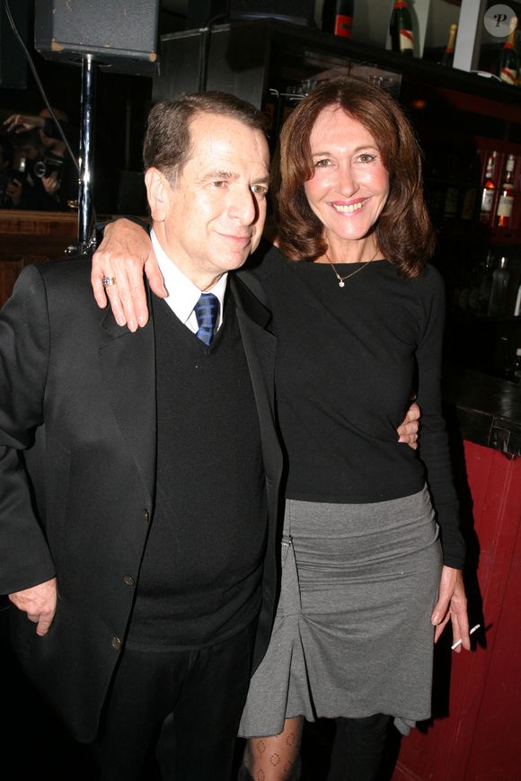 L'auteur français Paul-Loup Sulitzer en compagnie de Christine Deviers-Joncour lors de sa fête d'anniversaire aux Bains à Paris, France, le 21 octobre 2004. Photo par Benoit Pinguet/ABACA.