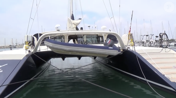 Christian Clavier était l'armateur du catamaran Rose Of Jericho qui était loué 35 000 euros pour une semaine de navigation avec l'équipage. Capture YouTube