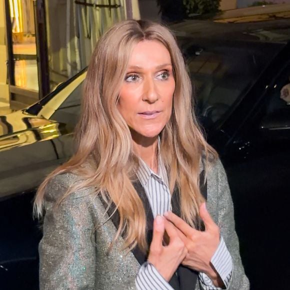 Céline Dion, de retour d'une séance intense de répétitions, prend le temps de saluer ses fans devant l'hôtel Royal Monceau à Paris le 7 septembre 2026 © Lea Vieillot / Bestimage