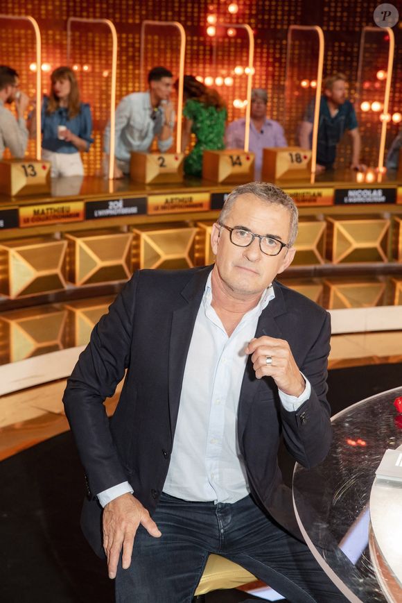 Depuis, Christophe Dechavanne s'est fait extrêmement discret

Exclusif - Christophe Dechavanne - Enregistrement du jeu "À Prendre Ou À Laisser" (APOAL) présenté par Christophe Dechavanne et diffusé sur C8 à partir du 14 juin 2021, à Paris, France,  le 1er juin 2021. © Jack Tribeca/Bestimage