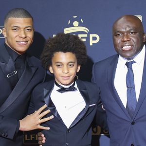 Kylian Mbappé avec son frère Ethan et son père Wilfried (Wilfrid) au photocall de la 28ème cérémonie des trophées UNFP (Union nationale des footballeurs professionnels) au Pavillon d'Armenonville à Paris, France, le 19 mai 2019.
