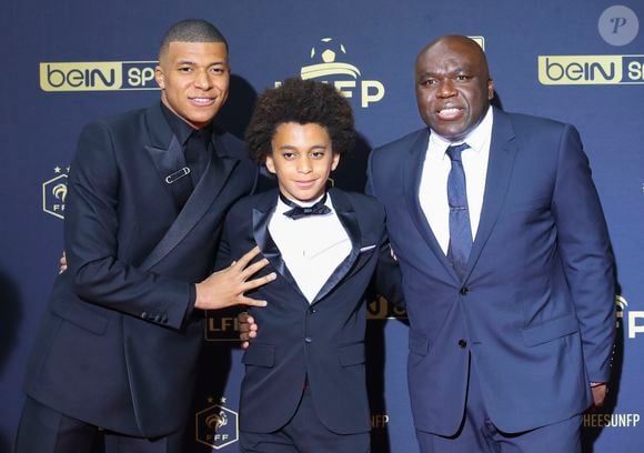 Kylian Mbappé avec son frère Ethan et son père Wilfried (Wilfrid) au photocall de la 28ème cérémonie des trophées UNFP (Union nationale des footballeurs professionnels) au Pavillon d'Armenonville à Paris, France, le 19 mai 2019.