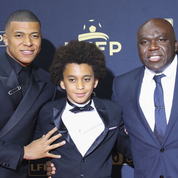 Kylian Mbappé avec son frère Ethan et son père Wilfried (Wilfrid) au photocall de la 28ème cérémonie des trophées UNFP (Union nationale des footballeurs professionnels) au Pavillon d'Armenonville à Paris, France, le 19 mai 2019.