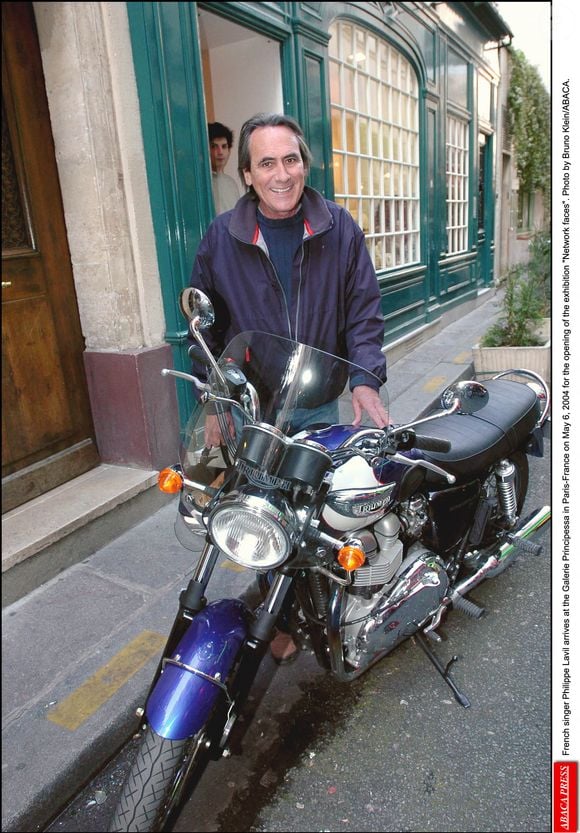 Le chanteur français Philippe Lavil arrive à la Galerie Principessa à Paris-France le 6 mai 2004 pour le vernissage de l'exposition Network faces. Photo par Bruno Klein/ABACA.