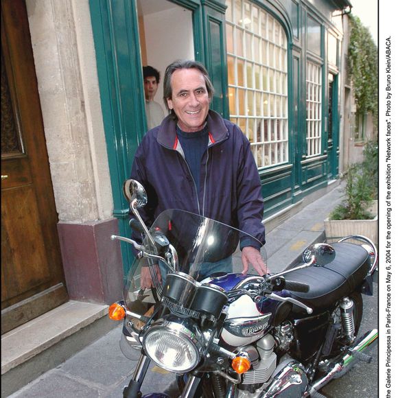 Le chanteur français Philippe Lavil arrive à la Galerie Principessa à Paris-France le 6 mai 2004 pour le vernissage de l'exposition Network faces. Photo par Bruno Klein/ABACA.