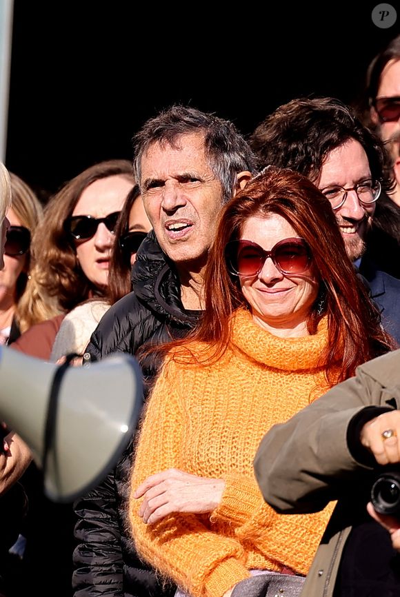 Gérard Leclerc se rendait justement à ce concert lorsque son avion s’est écrasé.

Julien Clerc et sa compagne Hélène Grémillon - I.Huppert a dirigé le tournage de la reproduction du film documentaire muet de 1895 par le regretté cinéaste français Louis Lumière « La Sortie de l'usine Lumière à Lyon » dans le cadre de la 16ème édition du Festival Lumière de Lyon, France, le 19 octobre 2024. © Dominique Jacovides/Bestimage