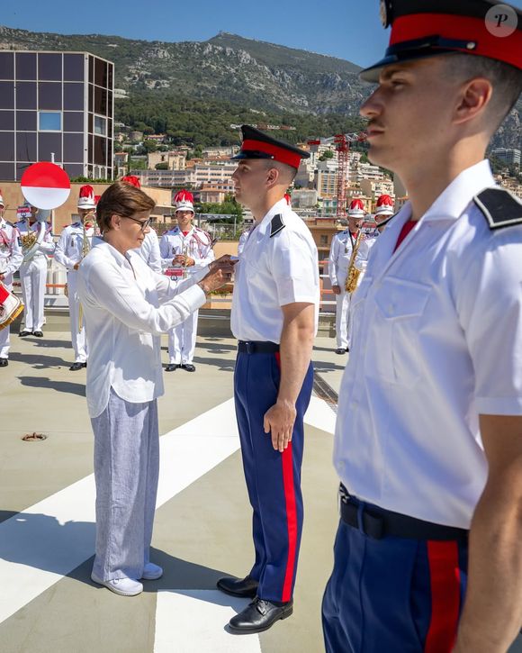 Marraine de la Compagnie princière des Carabiniers, elle tenait à être présente pour cet événement.

Stéphanie de Monaco est sortie de sa réserve pour une occasion spéciale. Capture d'écran Instagram / Frédéric Nebinger / Palais princier