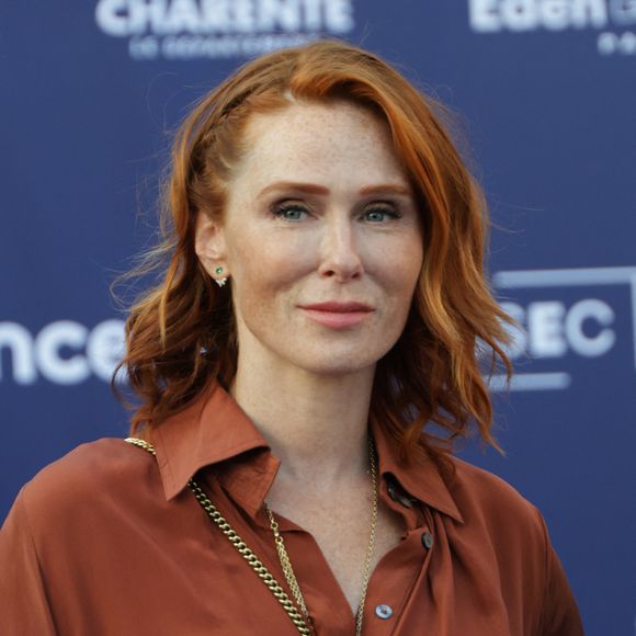 "J'ai toujours laissé mes enfants ramasser des trucs par terre et les manger et se relever tout seuls", raconte-t-elle.

Audrey Fleurot - Arrivées au cinéma CGR lors de la 18ème édition du Festival du Film Francophone de Angoulême (FFA) le 26 août 2025.

© Coadic Guirec / Bestimage