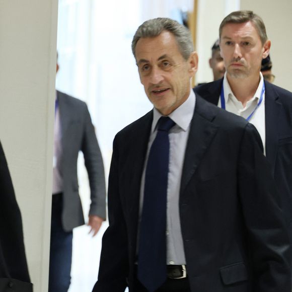 Un coup dur pour celui qui risquait jusqu'à 10 ans de prison, 375 000 euros d'amende et une peine d'inéligibilité pouvant monter jusqu'à 5 ans.

Nicolas Sarkozy arrive au procès pour des accusations de financement illégal de la campagne présidentielle victorieuse de 2007 par le dictateur Mouammar Kadhafi, au tribunal de Paris, France, le 27 mars 2025. © Denis Guignebourg/Bestimage