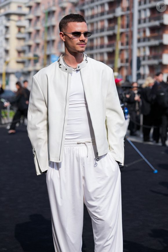 A 23 ans, il va faire son entrée au cinéma.

Romeo Beckham assiste au défilé Gucci lors de la Semaine de la mode de Milan (MLFW) Automne/Hiver 2026/2027 le 27 février 2026 à Milan, Italie.  © Lucia Sabatelli/Bestimage