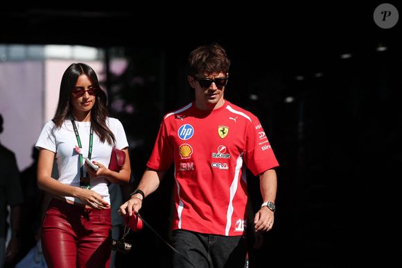 Cette collection propose des couleurs pastel et des coupes modernes souvent oversize.

LECLERC Charles (mco), Scuderia Ferrari SF-26, portrait avec Alexandra Lemieux portrait lors du Formula 1 Miami Grand Prix 2026, 4ème manche du Championnat du Monde de Formule 1 2026 du 1er au 3 mai 2026 sur le Miami International Autodrome, à Miami Gardens, USA - © DPPI / PsnewZ / Bestimage